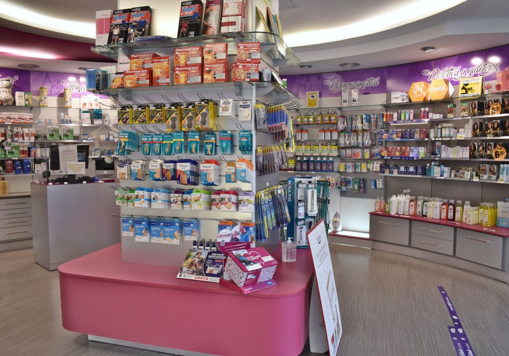 Interior de la farmacia Alonso Carreño.
