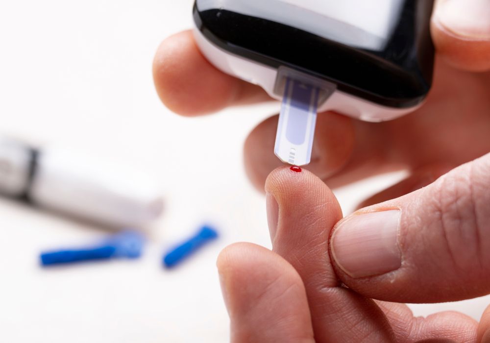 Primer plano de una prueba de glucosa en sangre.