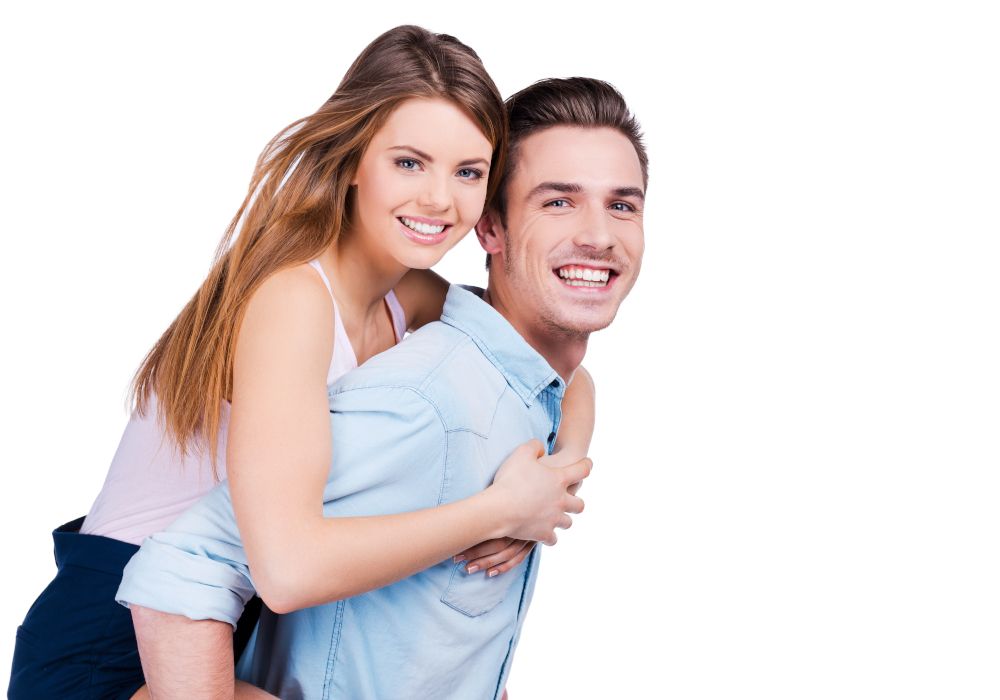 Una pareja sonriendo que representa un aspecto saludable.